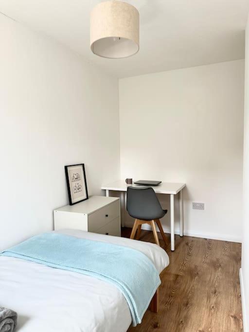 6 Guests House Old Trafford,Media City,City Centre, Free Parking マンチェスター エクステリア 写真